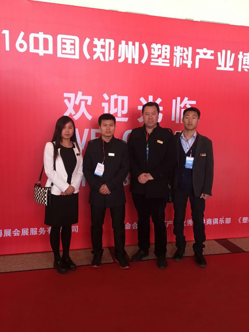 瑞奇特家人在塑料戰(zhàn)魂合影