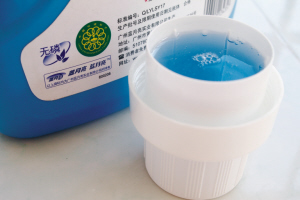 為什么洗衣粉，洗衣液,肥皂要添加高效熒光增白劑