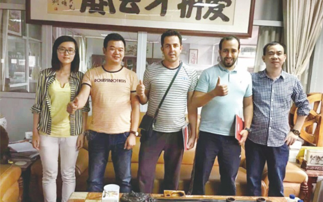 八匹馬交通設施公司與國外客戶合影